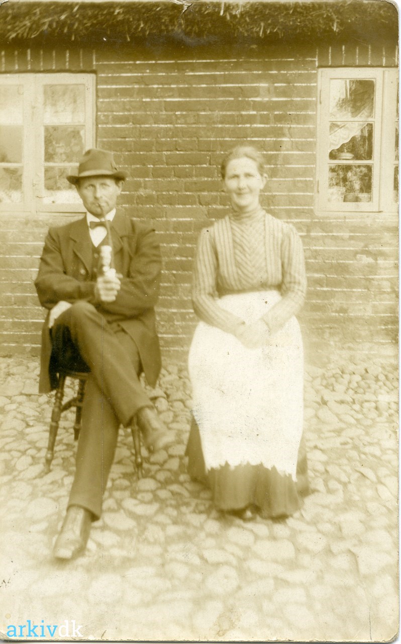 arkiv.dk | 1910 Maren og Johannes Kvist "Hegelund", i fint tøj, J.K. med lang pibe