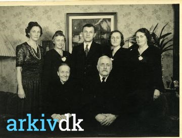 Sygeplejeskole ingeniør Swipe arkiv.dk | Familiebillede af Marianne og Niels Jordan Nielsen, Rendbæk med  deres børn.