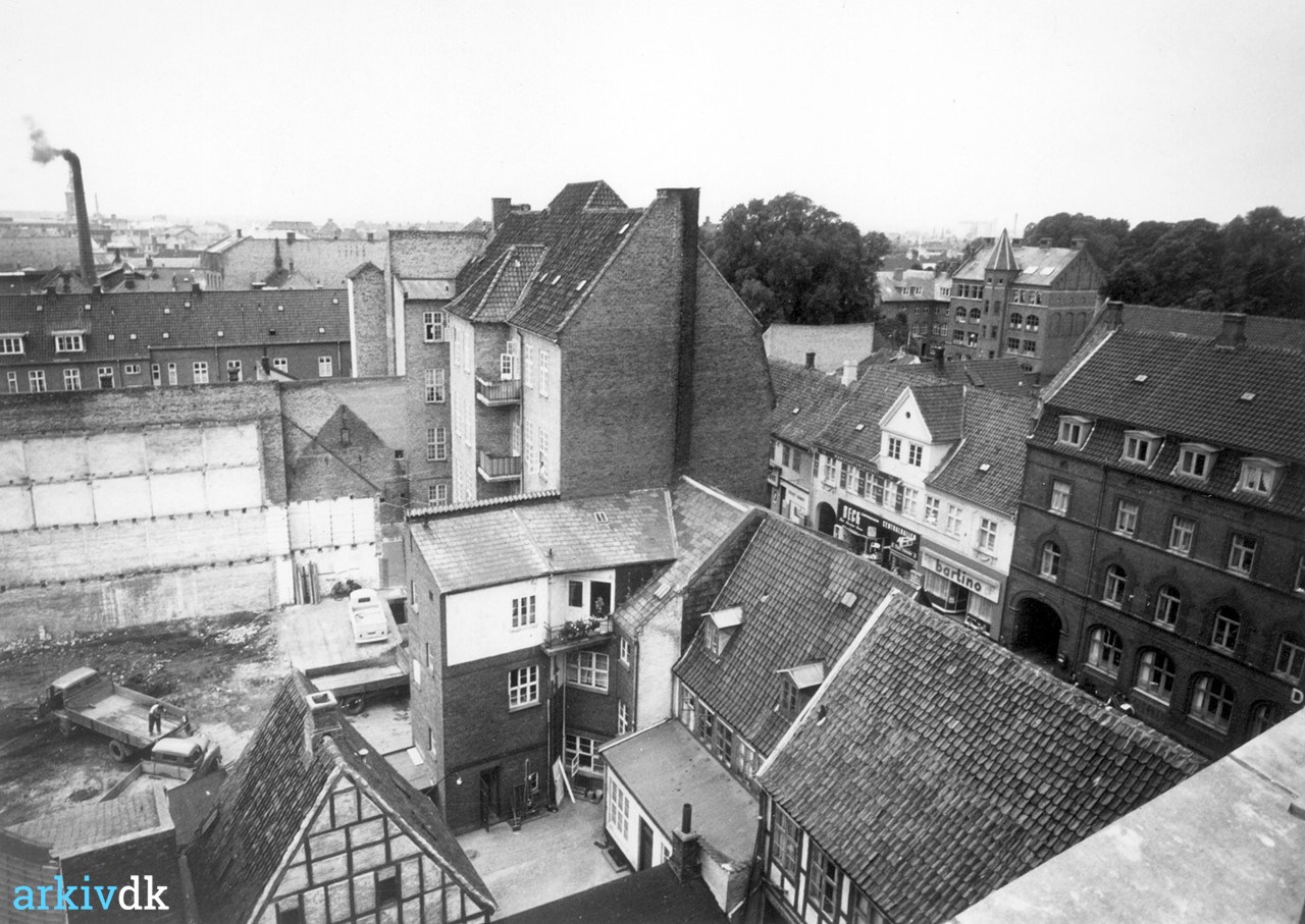 montering skandaløse Regan arkiv.dk | Nørregade set fra "Tiger Sko" 1965. I højre side ses Nørregade  med Bar Bartino samt D.D.S.F's bygning.