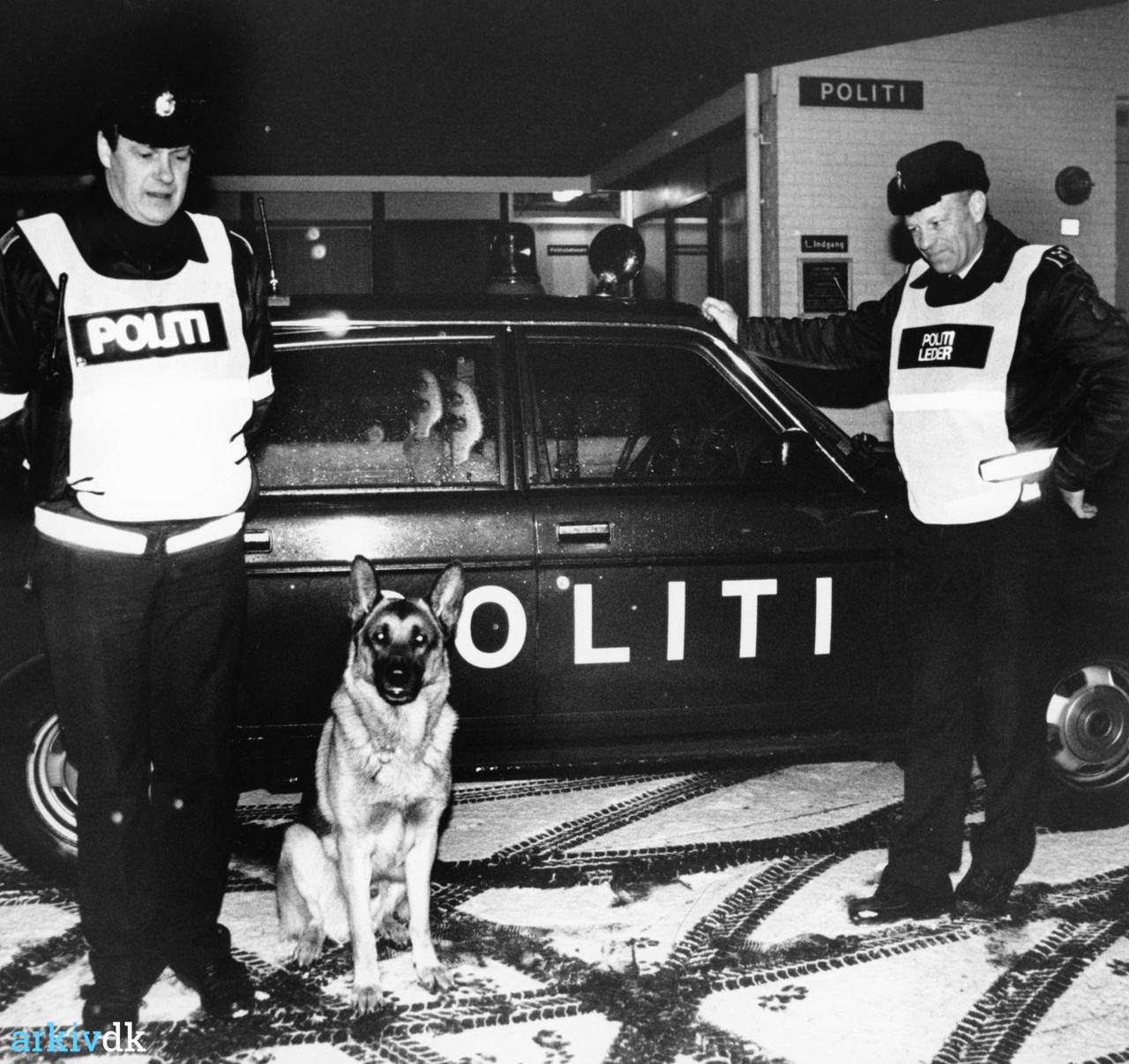 arkiv.dk | Preben Bak og Niels.Gohr Jensen + hund politistationen, Bramming