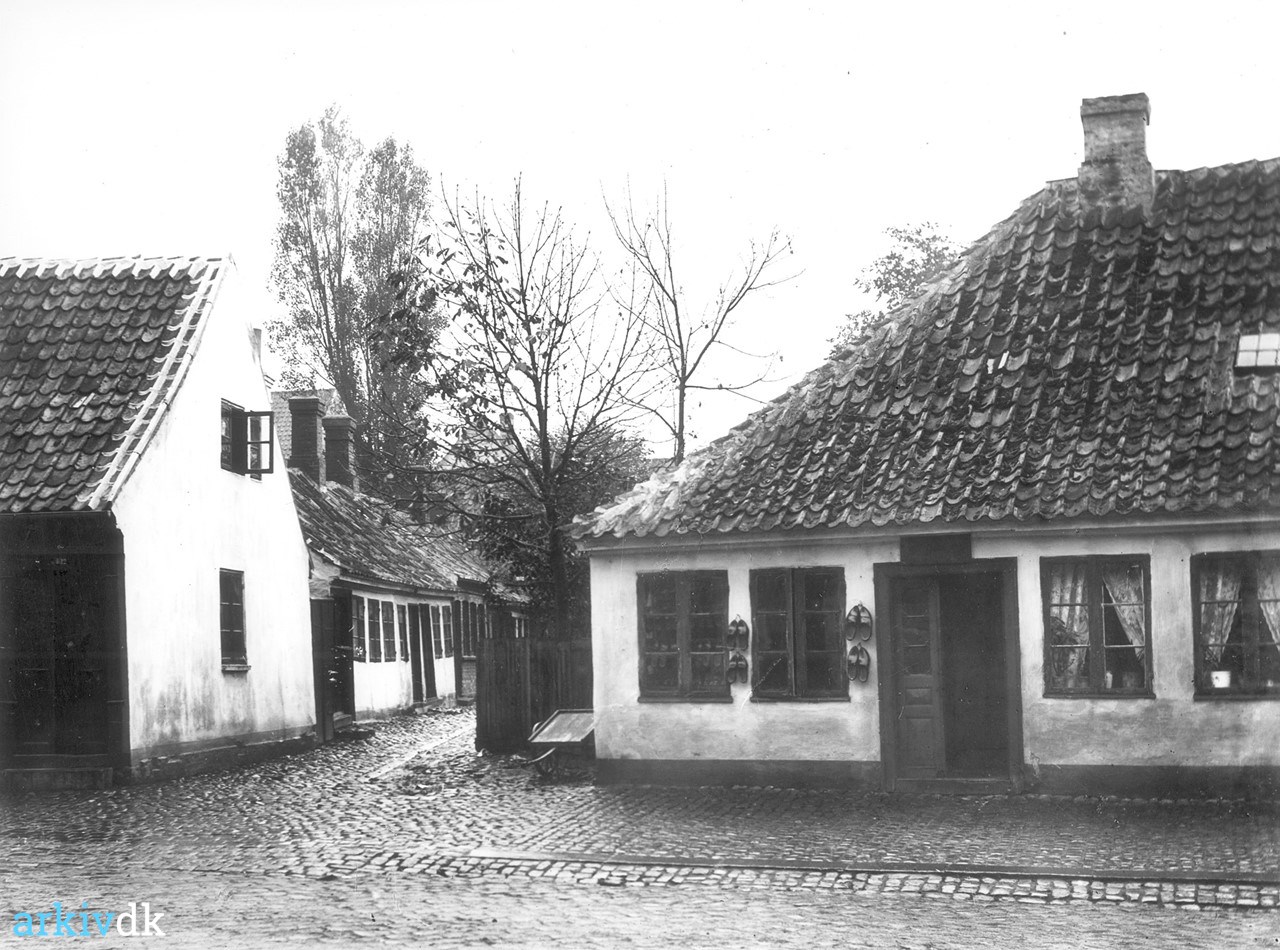arkiv.dk | Vesterbro 22 i 1910 Ejendommen husede Klodse- og træsko- mager N.C.A. Ertebjerg. Ejendomnmene 14-24 ned i forbindelse med i 1930.erne