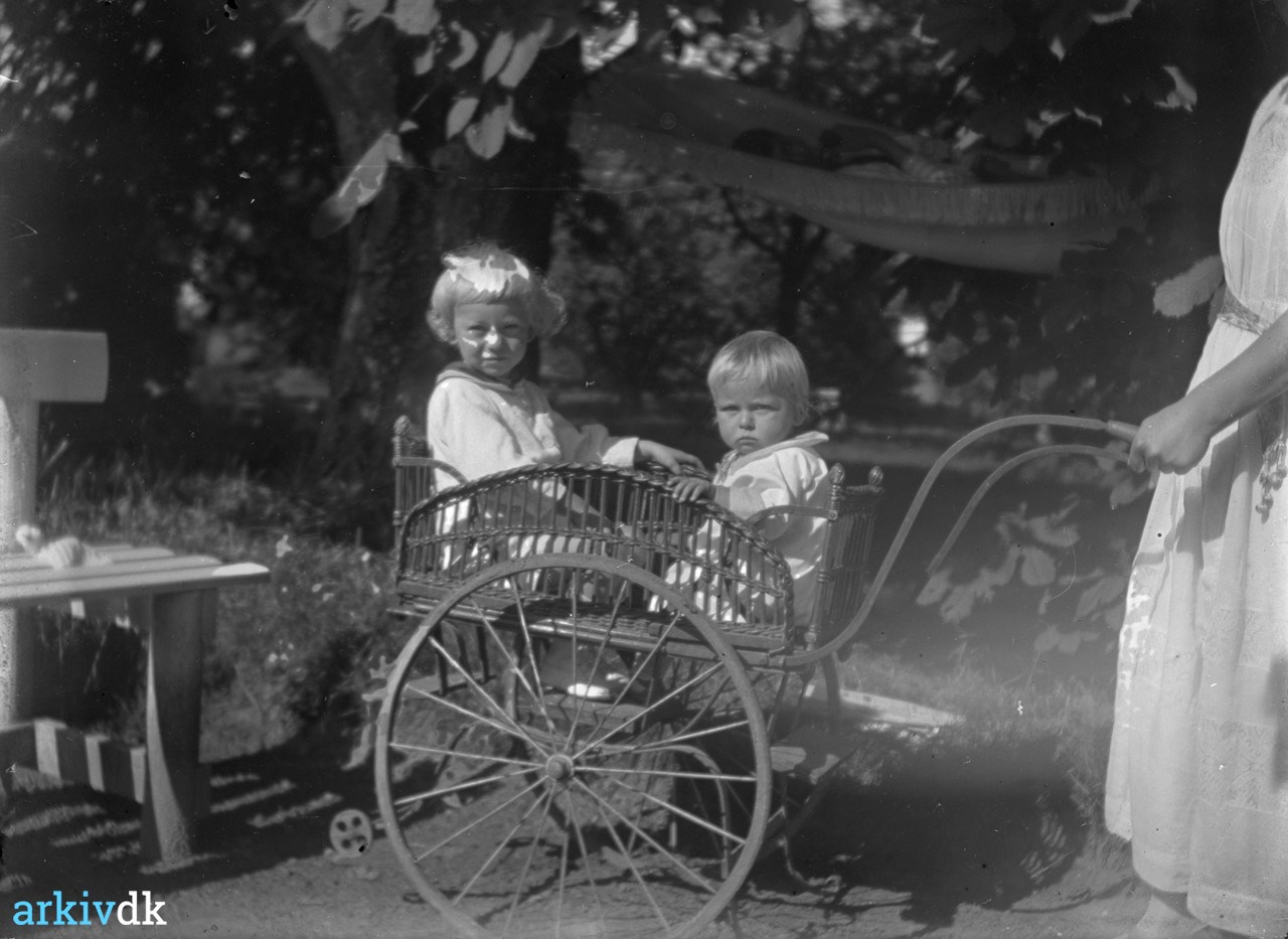 paraply spektrum oplukker arkiv.dk | 2 børn i gammeldags klapvogn styret af en barnepige