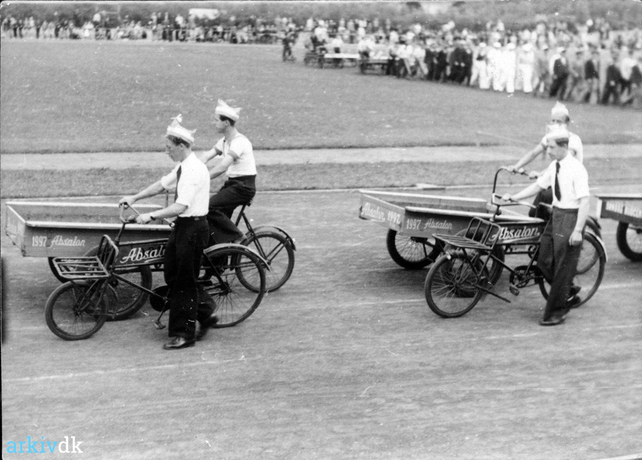 arkiv.dk "Absalon"s budes (2). Budcentalen "Absalon"s cykelholds indmarch ved Fagenes Fest, 1945. Fra venstre: Frede Thygesen, Victor Thygesen, Børge Hansen og Hans Thy- gesen.