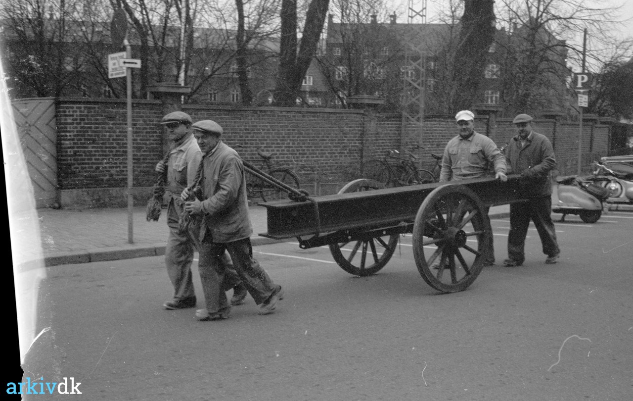 arkiv.dk Tohjulet vogn med jernbjælke Asylgade, april