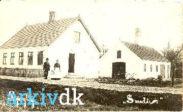 arkiv.dk | Stigs Bjergby Smedie som postkort set vejen, 1910