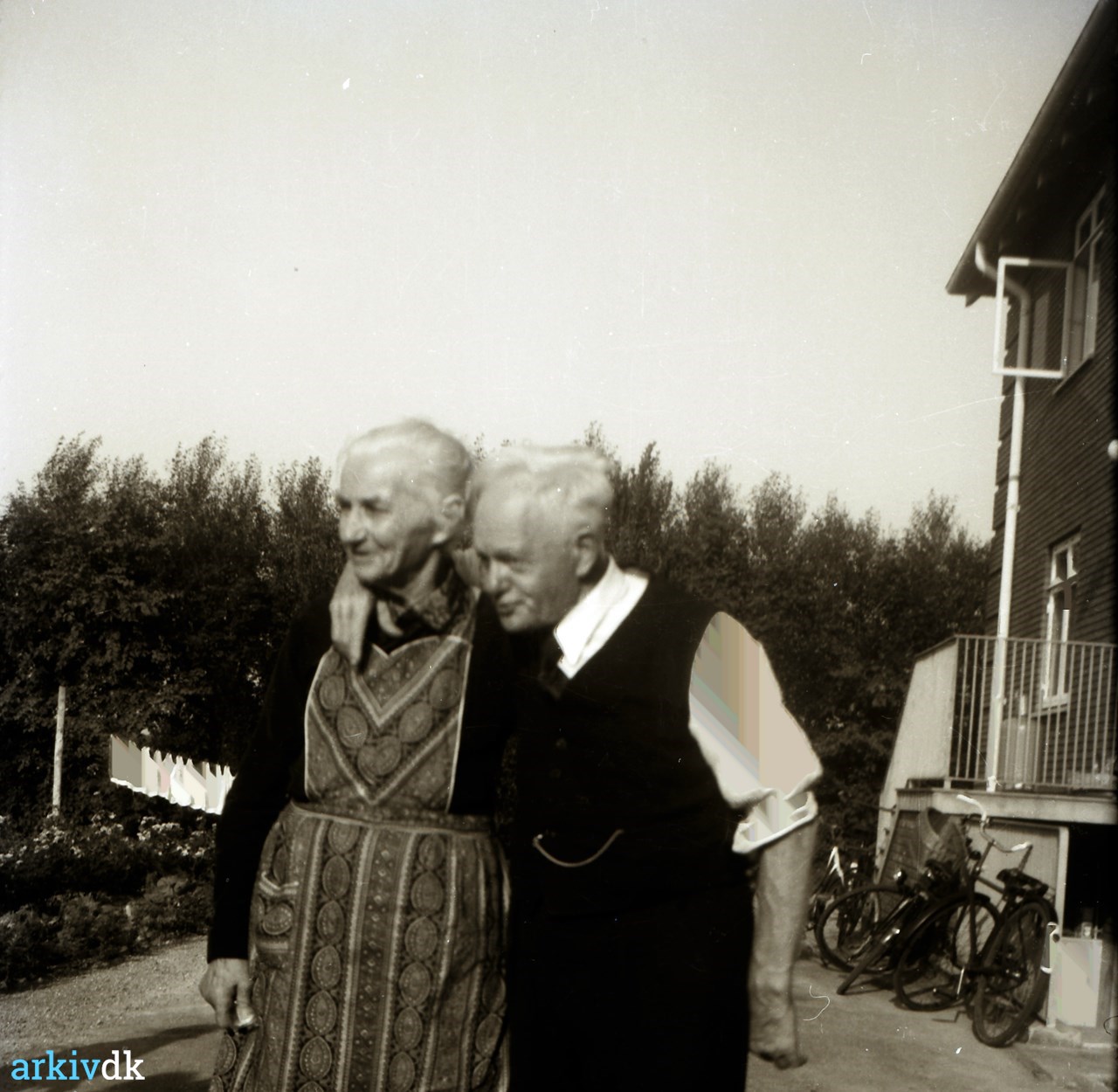 marxistisk Resistente Fern arkiv.dk | Barber Toppen alias Emil Rasmussen og Anna Hansen på Fejø  Alderdomshjem cirka 1955.