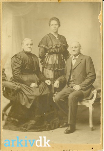 arkiv.dk | 1910-20 Fire kvinder i tøj, alle Thorum
