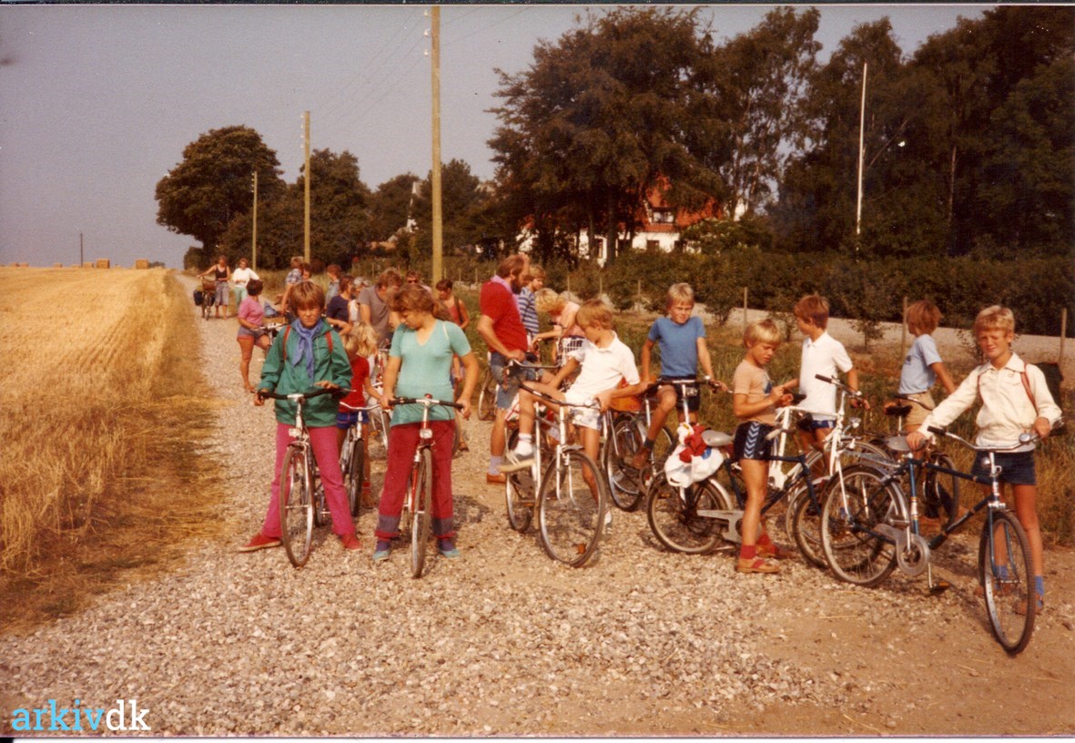 | Børn med cykler ved Ulvsbjerggård i Kauslunde.