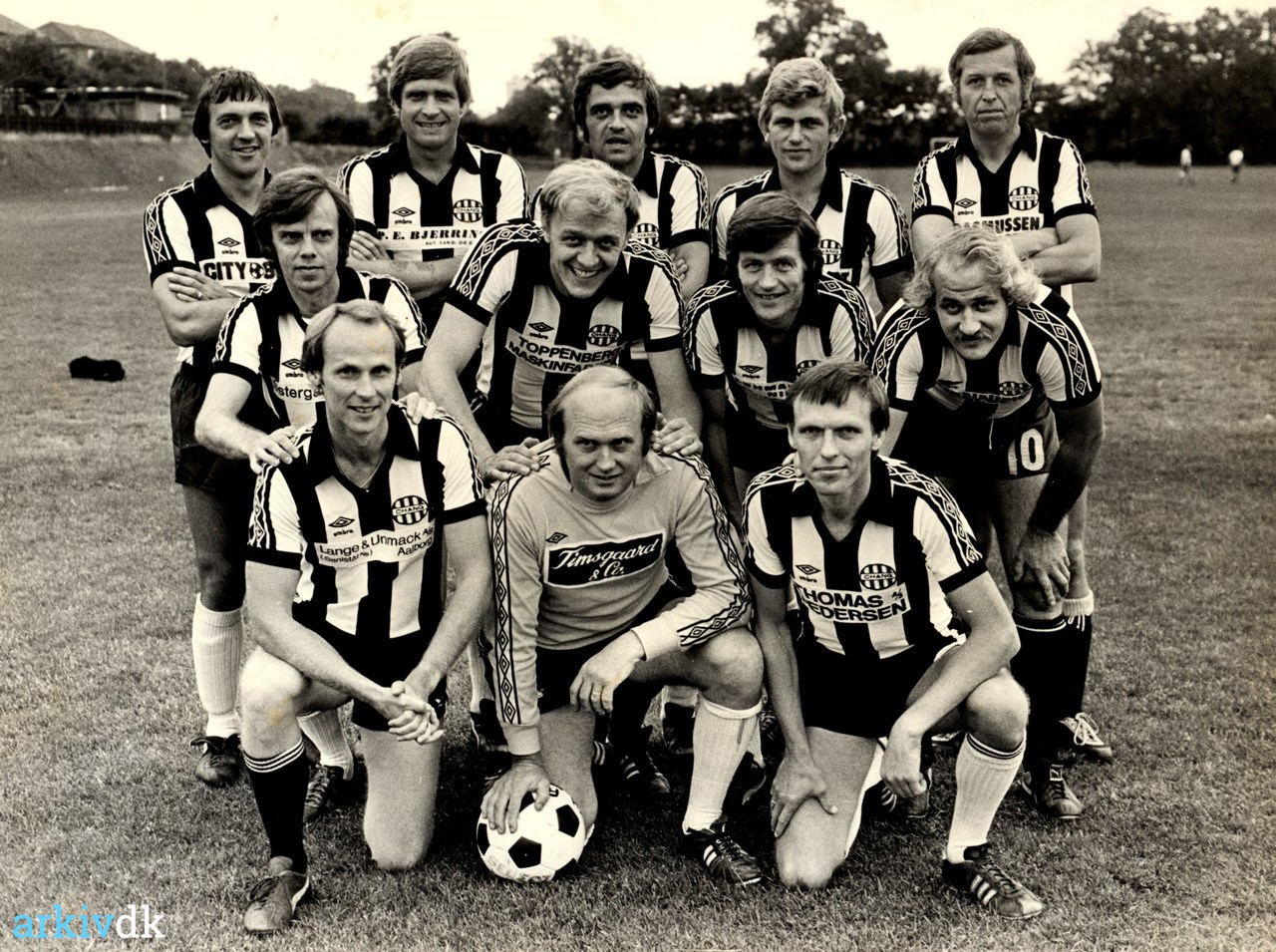 detail brug indendørs arkiv.dk | Idrætsklubben "Chang". Old Boys-hold. År 1979.