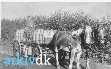 Flipper Blandet vejkryds arkiv.dk | Mælketransport til Vejstrup/Hejls Mejeri Hestetrukket vogn med  transportspande
