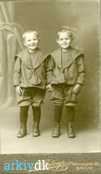 arkiv.dk | 1910 To mindre i tøj. Østergaard, Thise