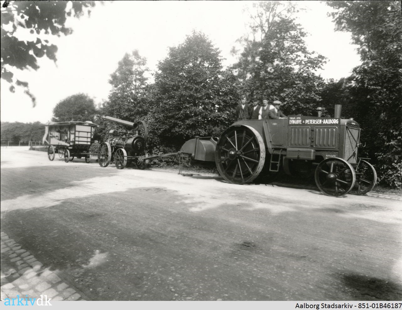 | Traktor med vogn fra Maskinforretning Lyngbye & Petersen.