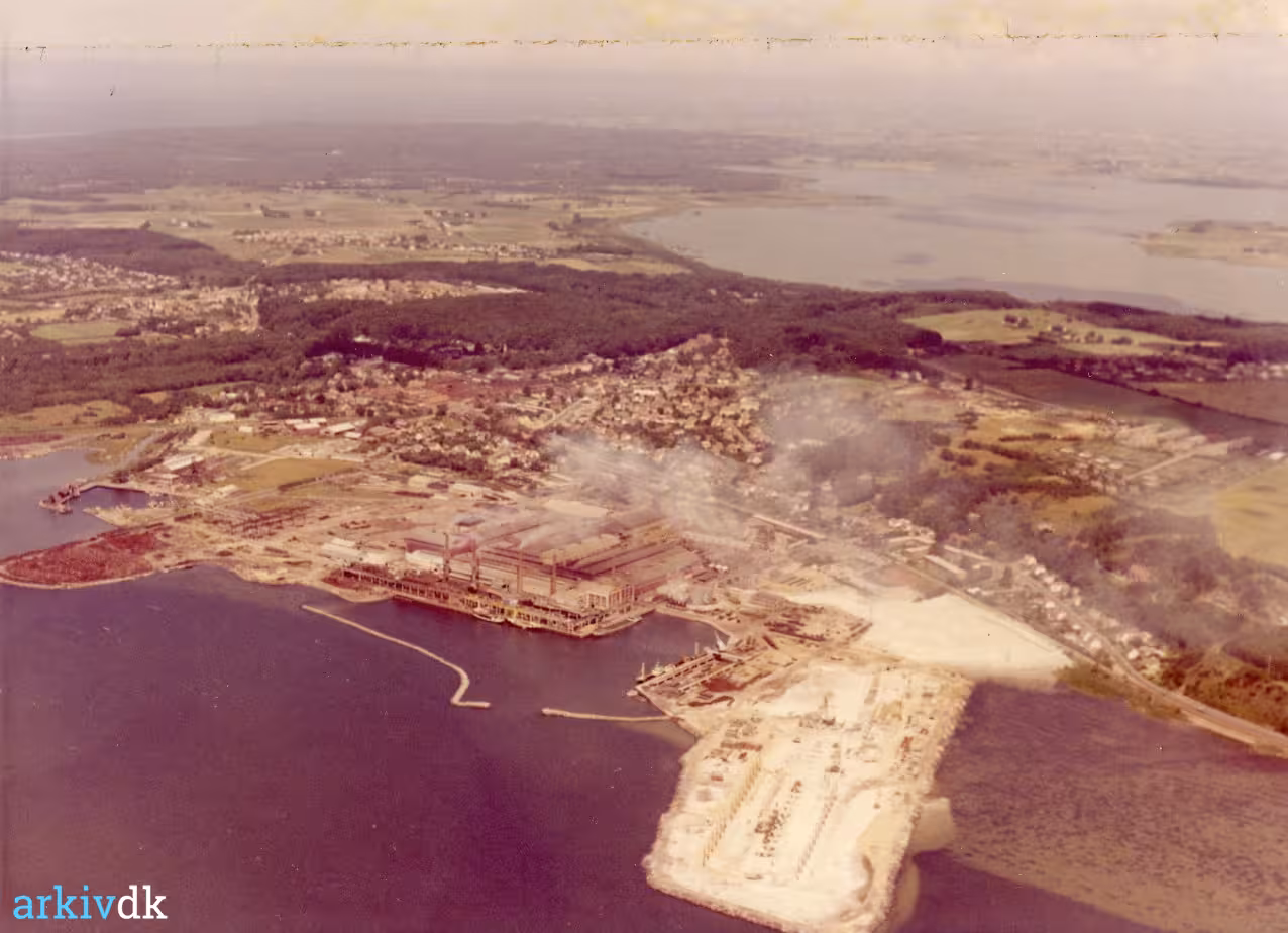 arkiv.dk Luftfoto af Frederiksværk med Stålvalseværket som motiv.