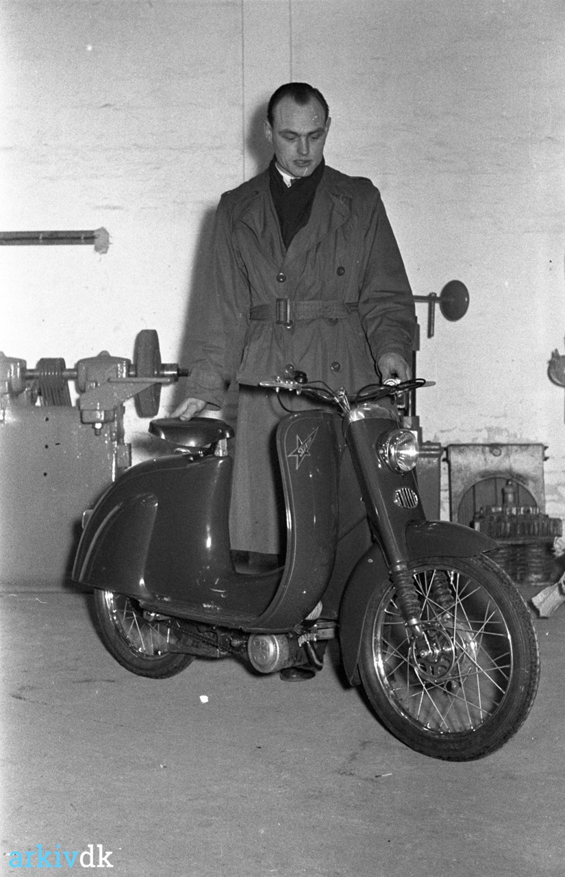 | Knallert-scooteren januar 1955