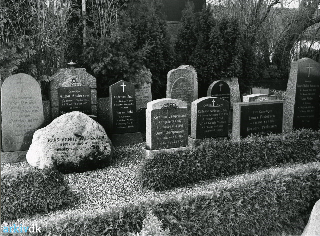 spids Effektiv kalv arkiv.dk | Skovby kirkegård, del af lapidarium, set fra syd.