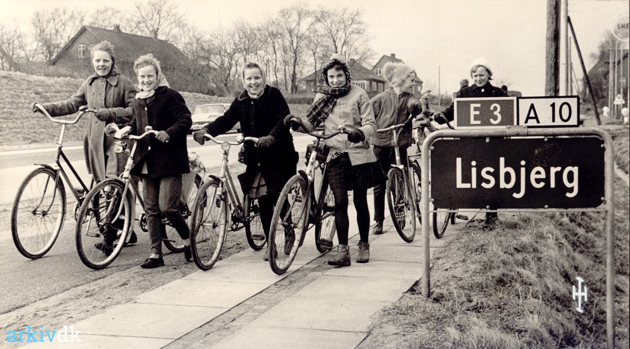 Skaldet Forudsætning Drivkraft arkiv.dk | Skolepiger med cykler på vej ned til Lisbjergskolen på  Randersvej 1962.