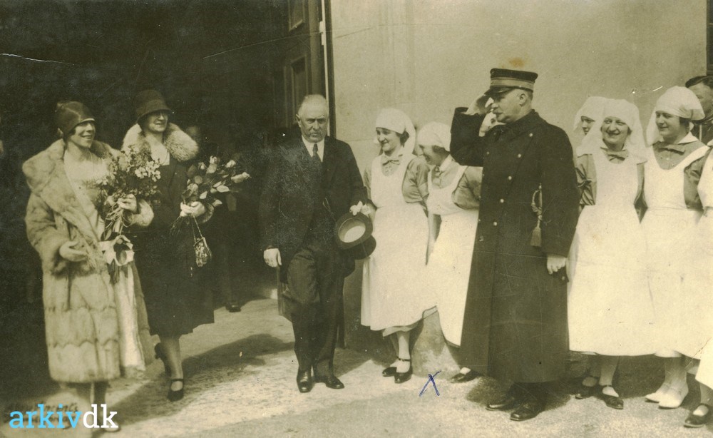 arkiv.dk | Alexandrine (2. fra venstre), den belgiske på besøg på Københavns amts sygehus i Gentofte