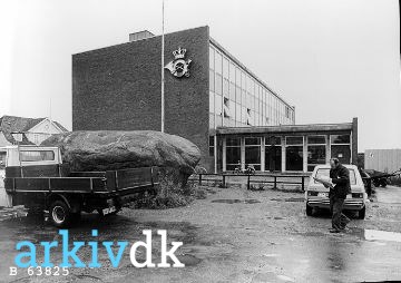 arkiv.dk | Frederikshavn Posthus, indviet 16. marts 1964. På pladsen foran ses