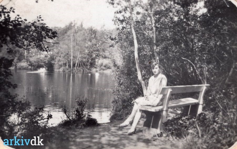 arkiv.dk | 1938 En person sidder på en bænk i