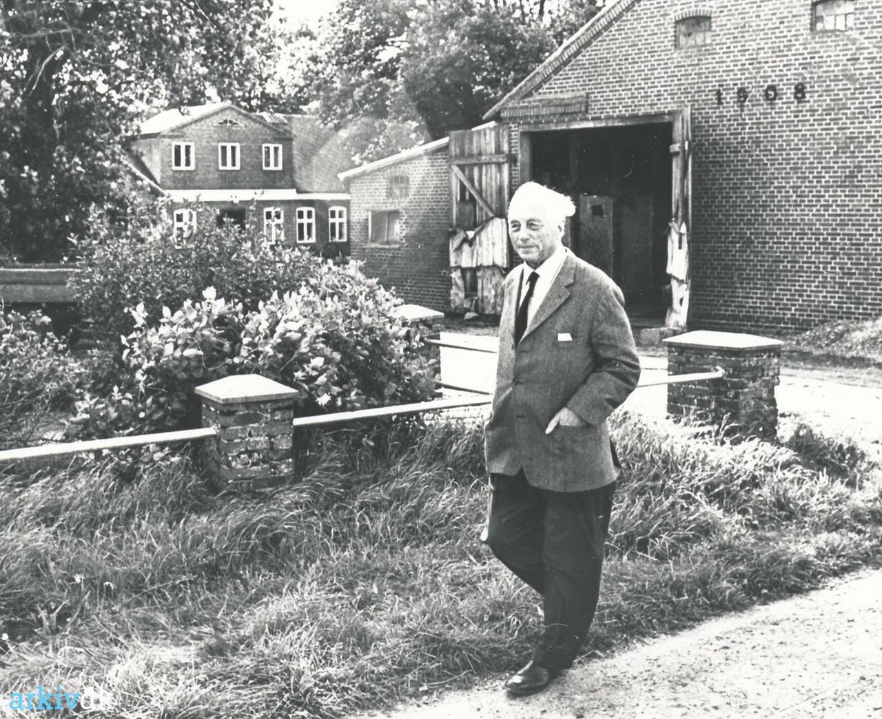 hård eksplicit Knogle arkiv.dk | Frifeltvej 8, Matr. 8 b, Lindbjerg, Ølgod. "Frifeltgaard".  Billede af gården med Salomon J. Frifelt. Ca. 1960.