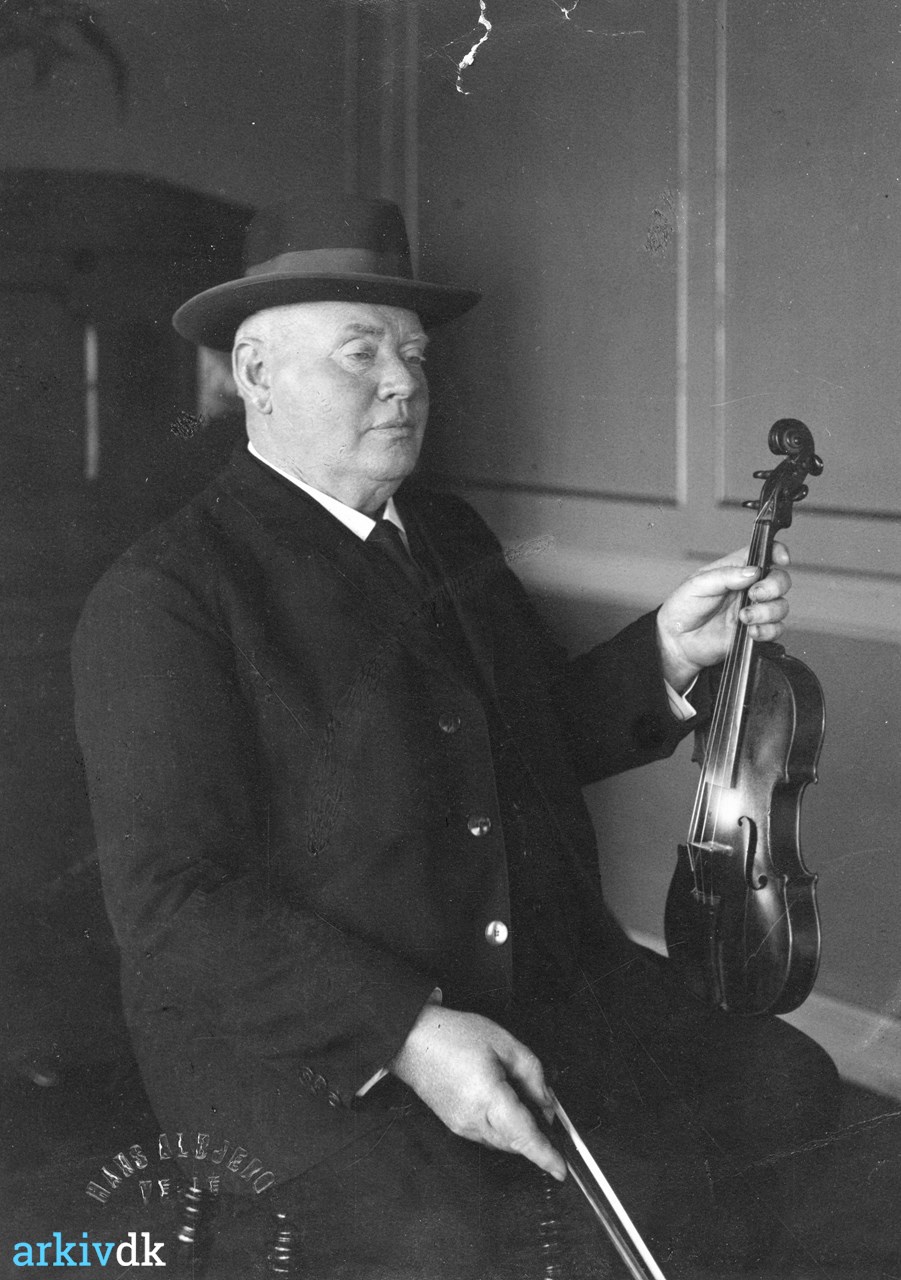 omfavne planer tage arkiv.dk | Spillemand Frederik Iversen (1864-1948) med violin, ca. 1930