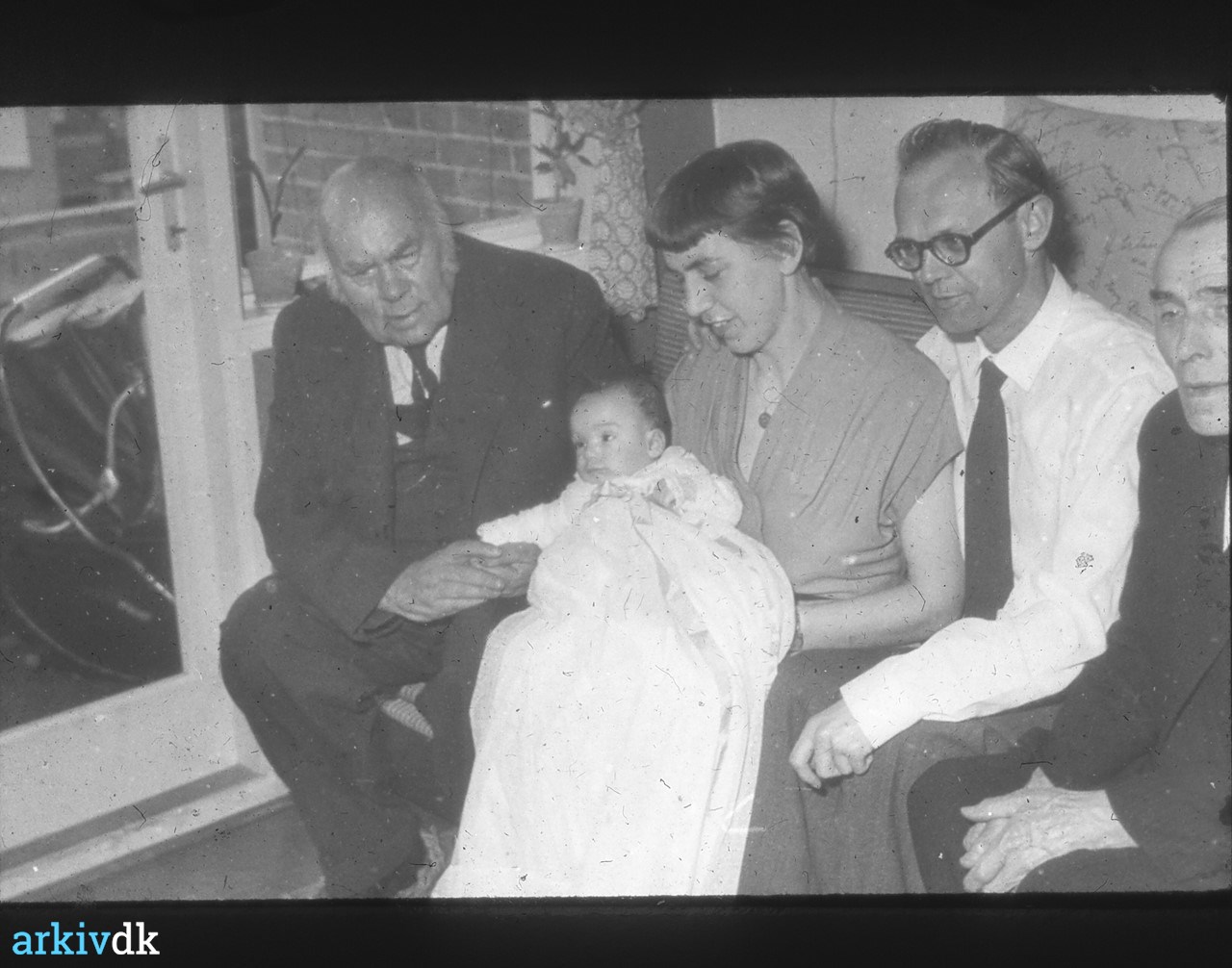 Lars Larsen-Ledet med datter og barnebarn m.fl. 1955