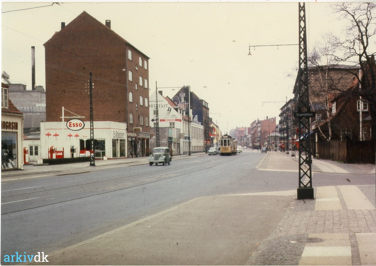 arkiv.dk | Søborg Hovedgade, 1 vejskilt på Grøntoften ses forgrunden
