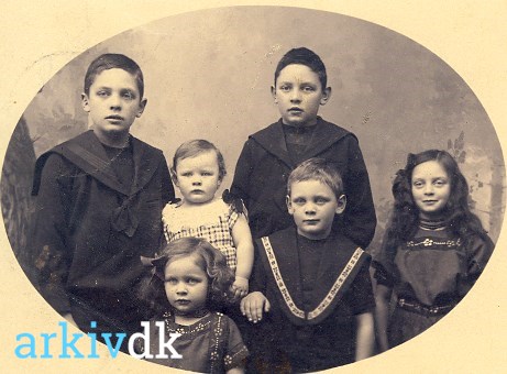 arkiv.dk | 1910 ca. Proprietær Anders Frederik Deichmann - ejede Langesgaard Grinderslev s. - Deichmanns børn i fint tøj.