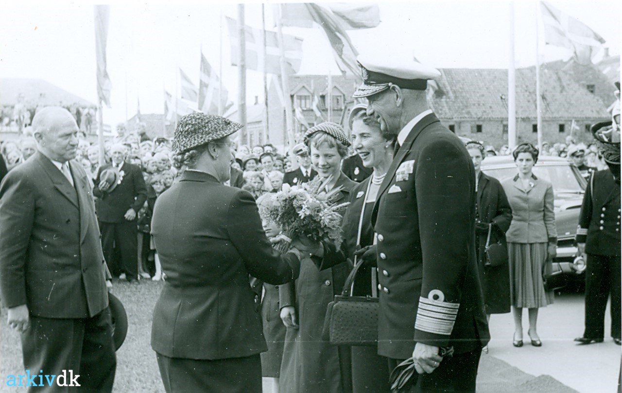 arkiv.dk | Kongebesøg 1954. Kong IX, Dronning Ingrid kronprinsesse Margrethe..