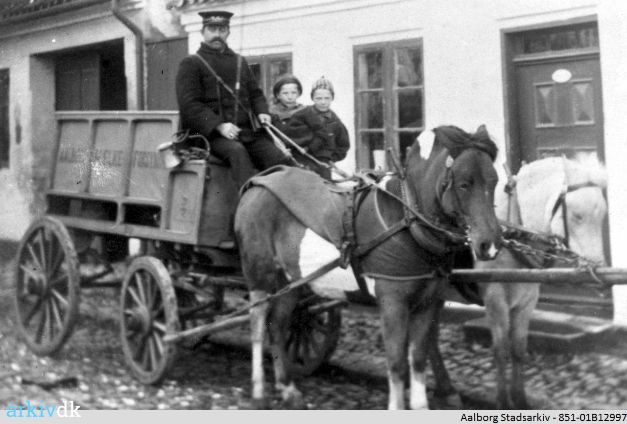 Skadelig fårehyrde procedure arkiv.dk | Hestetrukken vogn fra Aalborg Mælkeforsyning, en kusk samt to  børn.