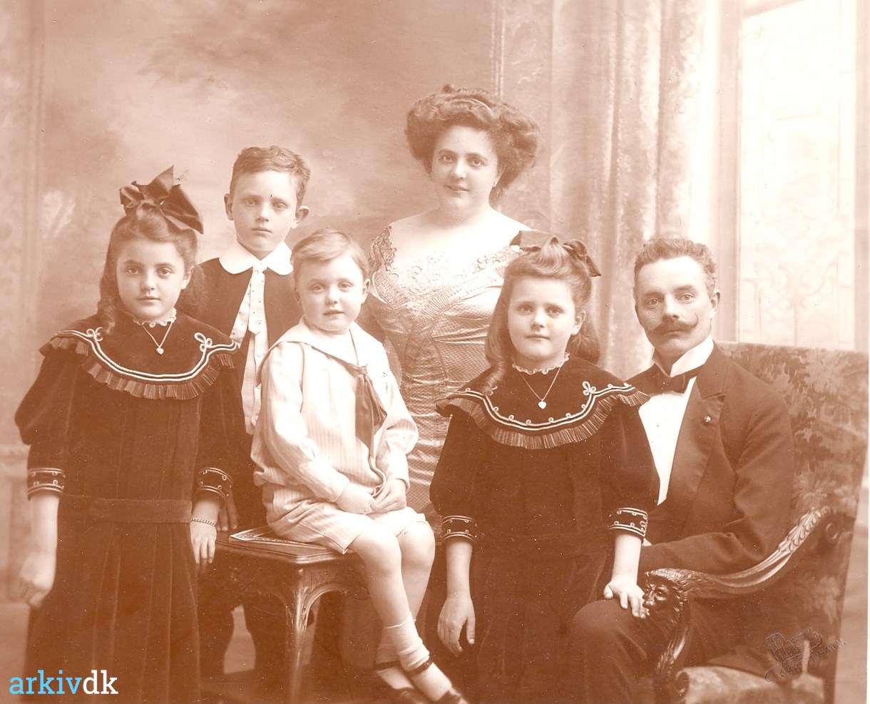 arkiv.dk | Frederik Treschow og hustru Olga Julie Georgine Torbenfeldt, 4 af 5 børn