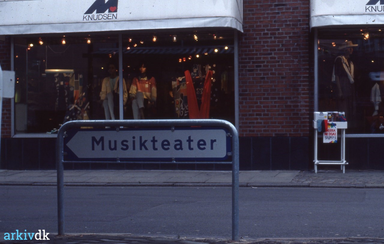 arkiv.dk Flegborg ved butik M. Knudsen, 1993