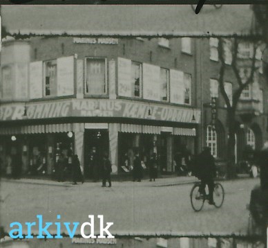 arkiv.dk | Hjørring, Madsen, dametøj. Østergade 5. Forretningen, Det hus" etableret 1908