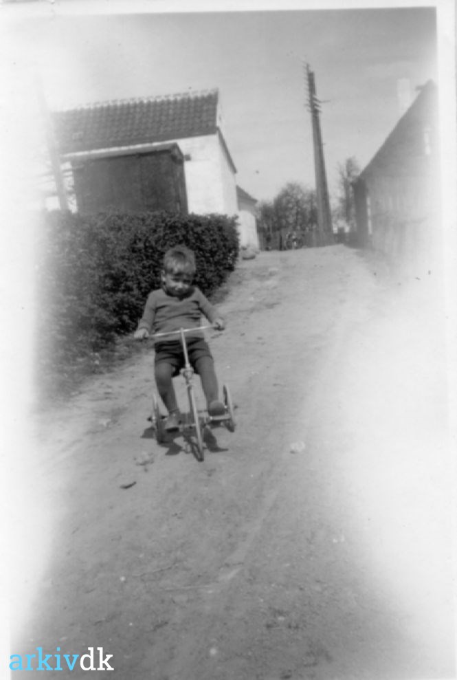 noget Måge foder arkiv.dk | Et barn på 3-hjulet cykel på vejen til Marius Juuls Gaard, ca  1950