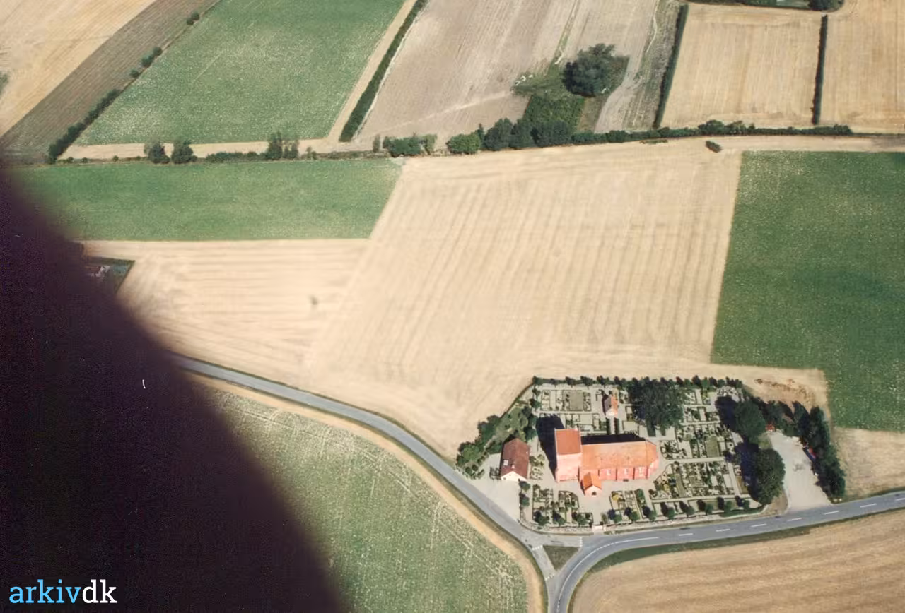 arkiv.dk Nørre Vedby kirke set fra luften