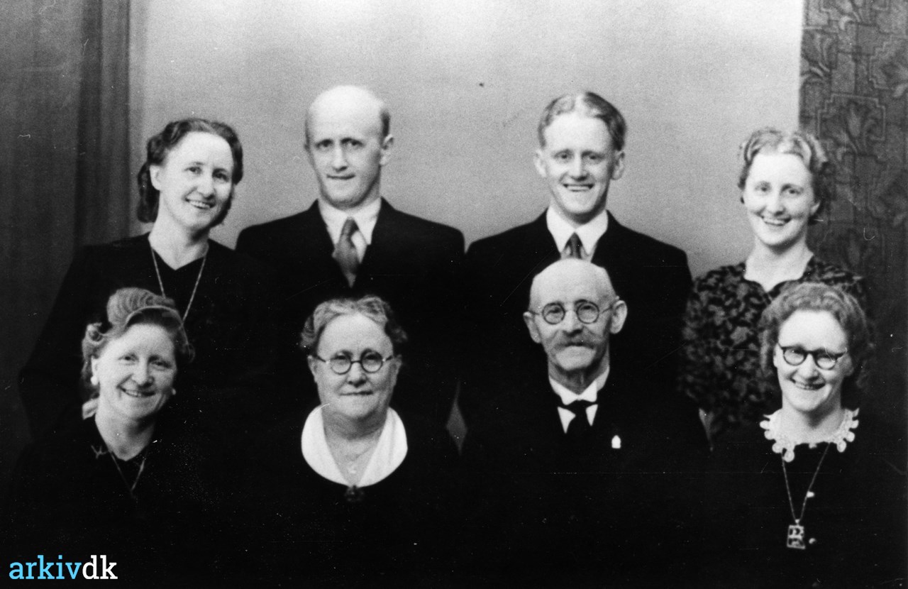 Isolere Børns dag Indskrive arkiv.dk | Oline og Anton Marinus Jensen med parrets seks børn, 1947-50
