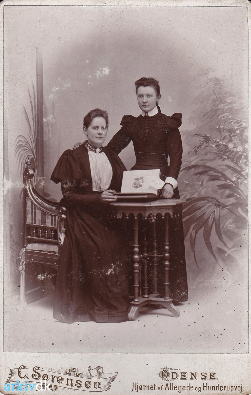 arkiv.dk | damer ca. 1900 i deres fine tøj