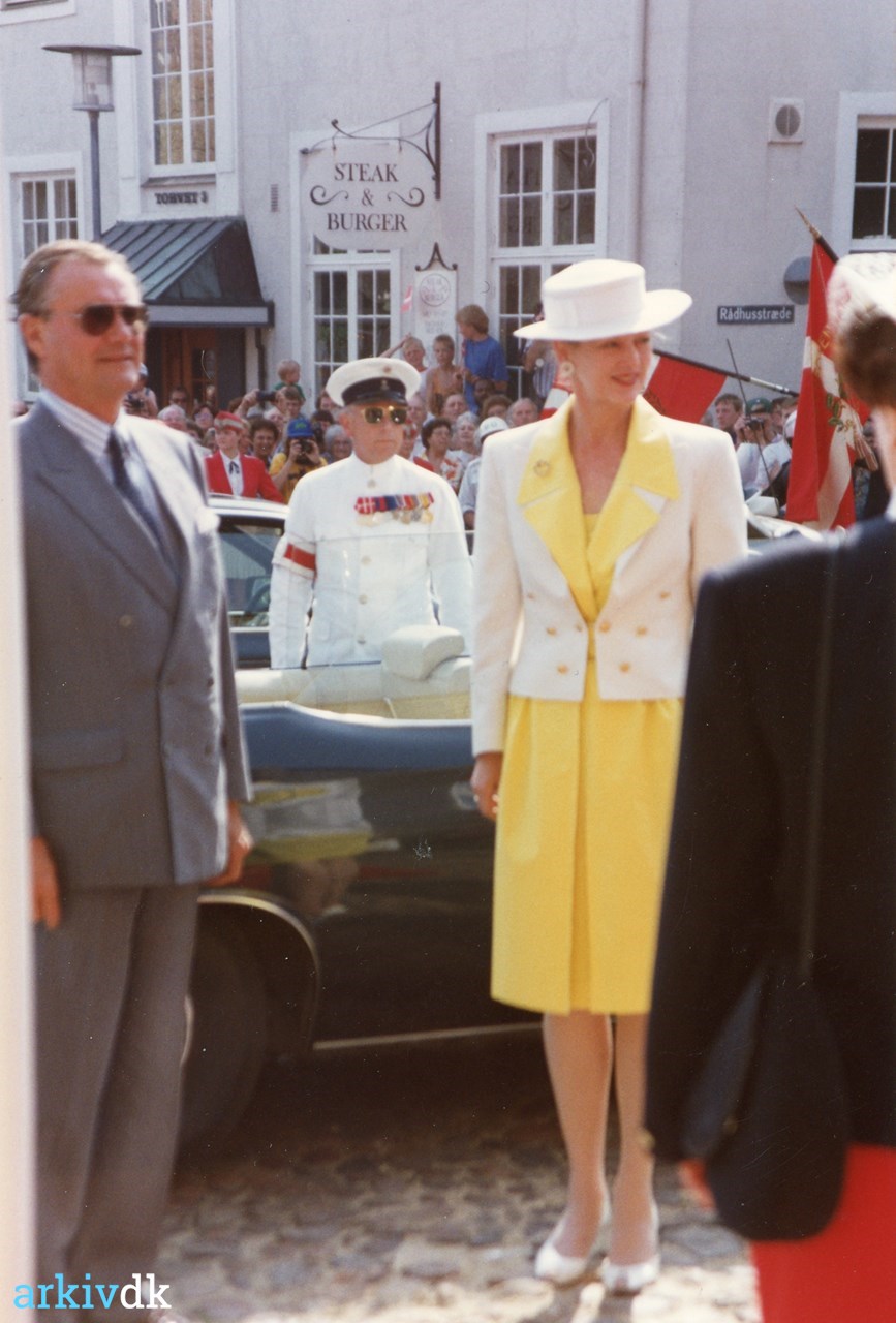 arkiv.dk | Dronningebesøg 22.5.1992. Dronningen og Henrik ankommer
