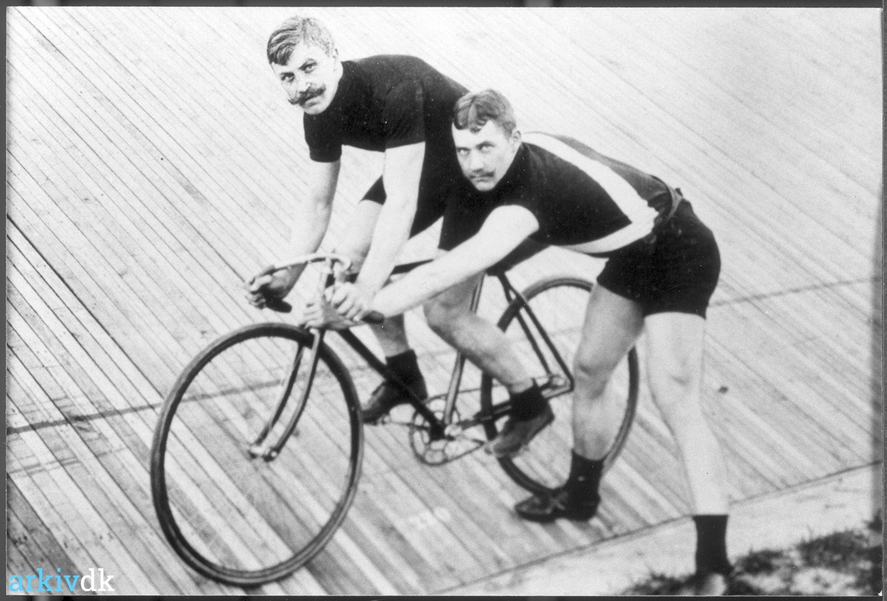 arkiv.dk | Thorvald og Peter Ellegaard ved af et cykelløb banen ved Bernstorffsvej ses på cyklen.