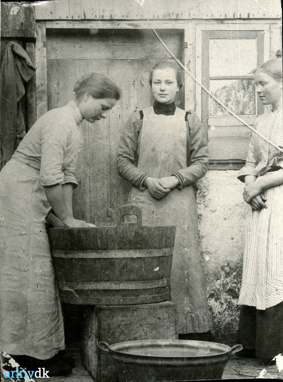 arkiv.dk | Tre store piger som er at vaske tøj, ca. 1910