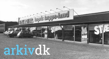 Måler spade kompas arkiv.dk | Tæppeland i Frederikshavn. Tæppeland eller Jensen Tæpper A/S som  den hed i starten, begyndte i 1951 og blev startede af Jørn Ejvind Jensen i  København. I 1969 blev der åbnet