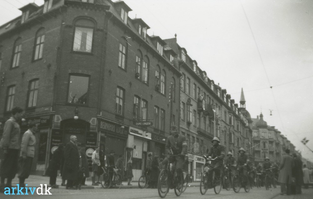 arkiv.dk | Frihedskæmpere på cykel på befrielsesdagen i maj 1945 på Strandvejen ved af St. Pedersvej