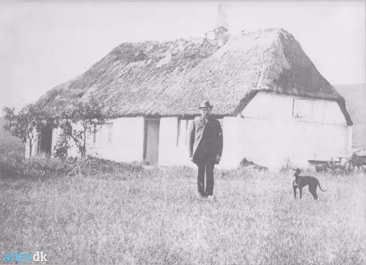 arkiv.dk Rasmus Johansen, også kaldet Rask Vensel ved hus i Hjarsbæk, i området ved Pøtsø, Gl