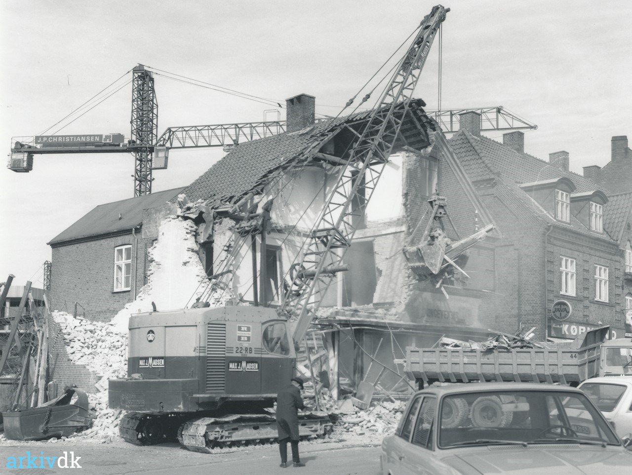 komprimeret marxisme Efterforskning arkiv.dk | Hovedgaden nordlige ende i 1972. Bygningen, der rummede Nesa's  transformertårn samt skoforretningen Hauge Sko nedrives.