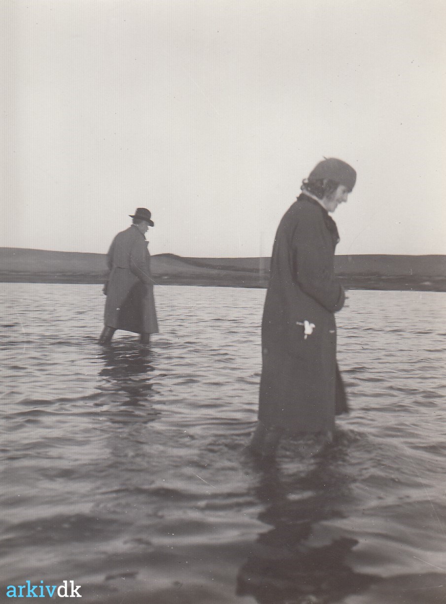 arkiv.dk | Johannes Larsen og hans tjenestepige Karen Sørensen går langskaftede gummistøvler på lavt vand ved Hindsholm.