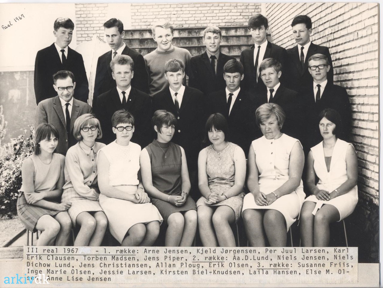 arkiv.dk | Elever og lærer Vestenskov skole, real 1967