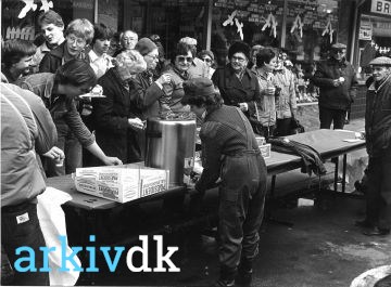 diakritisk Dental delikatesse arkiv.dk | Civilforsvaret serverer kaffe i Danmarksgade udenfor Rosenborg  Sko.