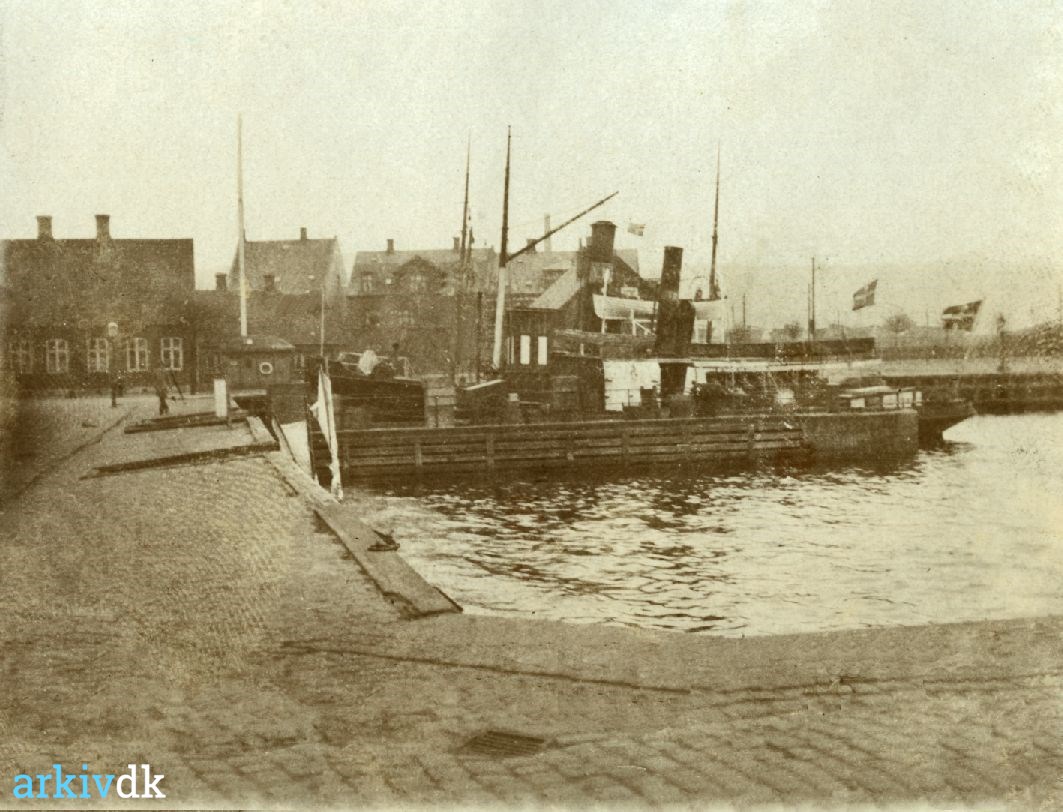 Arkivdk Anløbsbroen Ved Havnepladsen I Vejle Havn 1920 