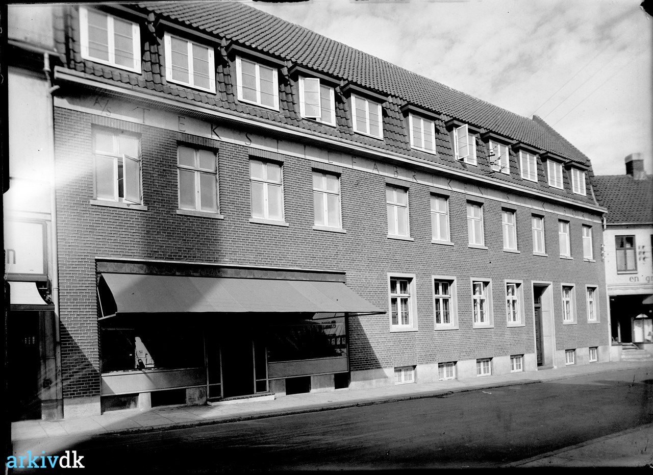 | Østergade 3 Tekstilfabrikken Silkeborg med tekstiludsalg stueetagen