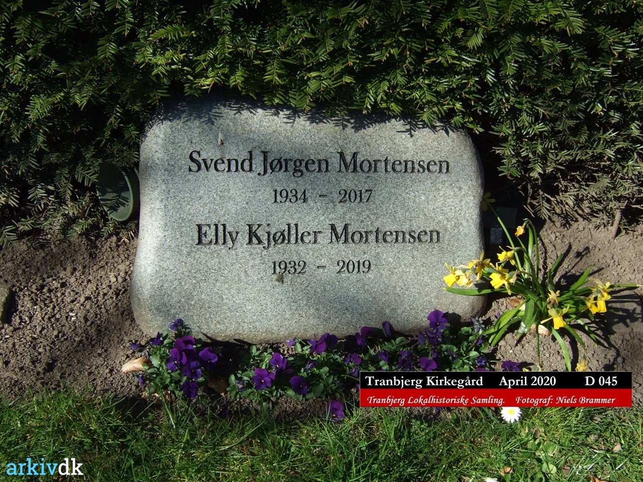 arkiv.dk | Tranbjerg kirkegård. Gravsten Svend Mortensen 1934 - 2017 Elly Kjøller Mortensen 1932-2019